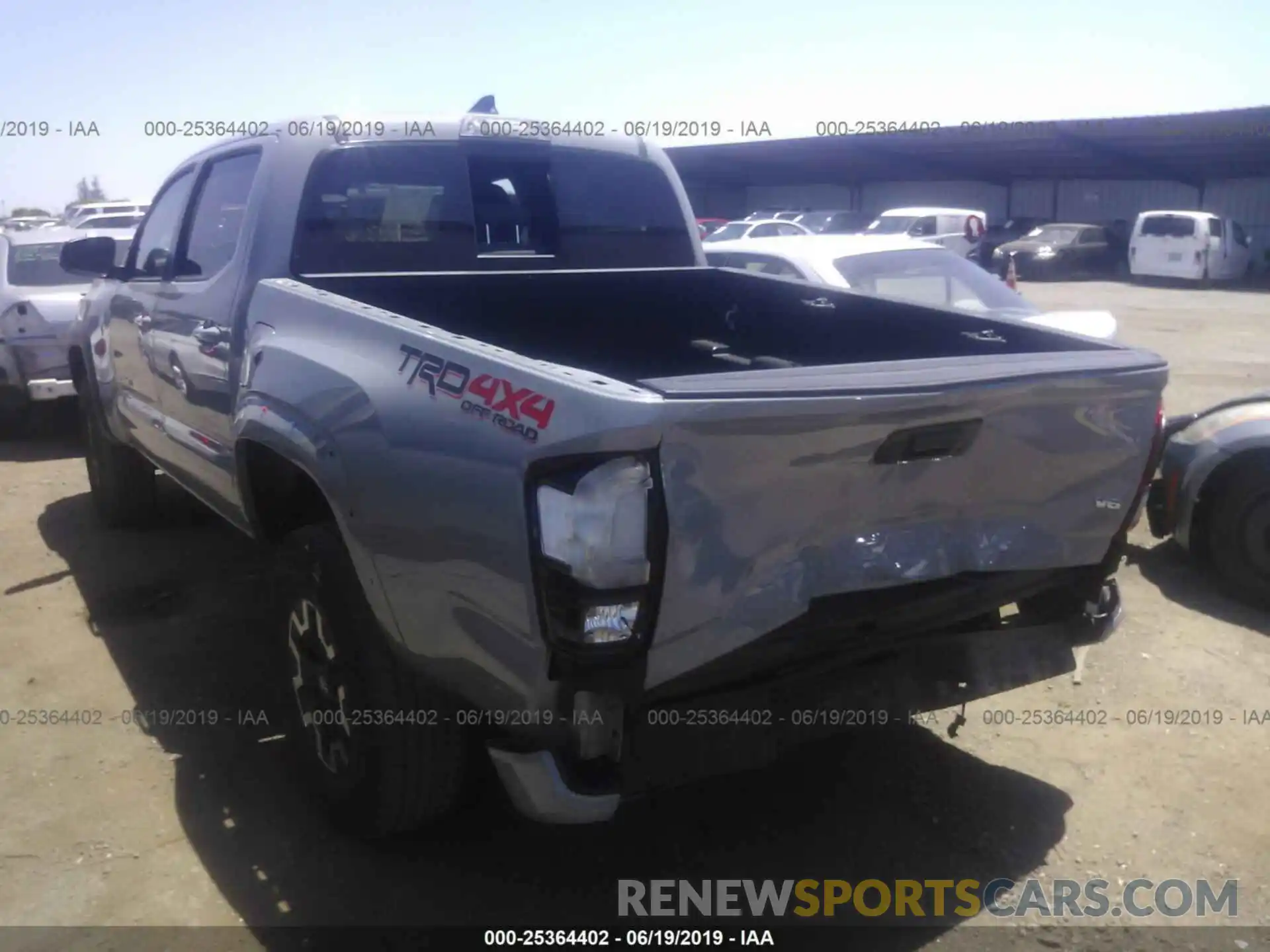 3 Фотография поврежденного автомобиля 5TFCZ5AN8KX183121 TOYOTA TACOMA 2019