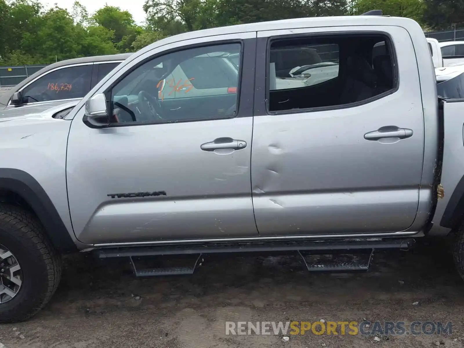 9 Photograph of a damaged car 5TFCZ5AN8KX192255 TOYOTA TACOMA 2019