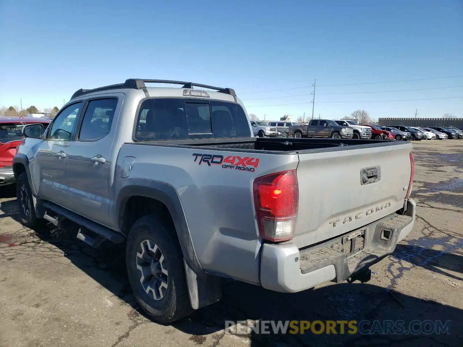 3 Фотография поврежденного автомобиля 5TFCZ5AN8KX201567 TOYOTA TACOMA 2019