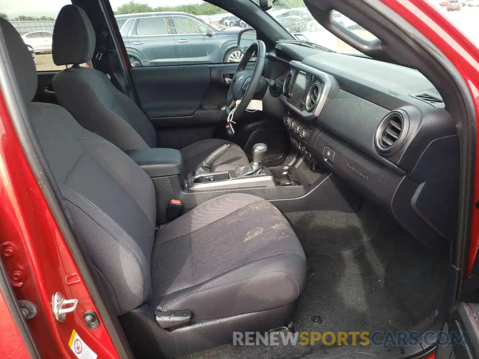 5 Photograph of a damaged car 5TFCZ5AN8KX206574 TOYOTA TACOMA 2019