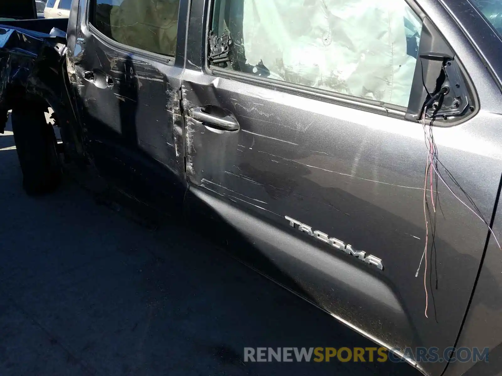 9 Photograph of a damaged car 5TFCZ5AN9KX192927 TOYOTA TACOMA 2019