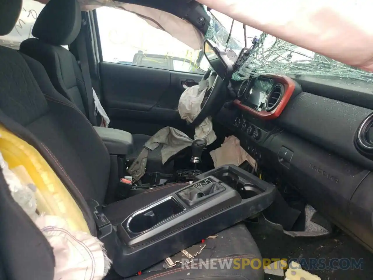 5 Photograph of a damaged car 5TFCZ5ANXKX192323 TOYOTA TACOMA 2019