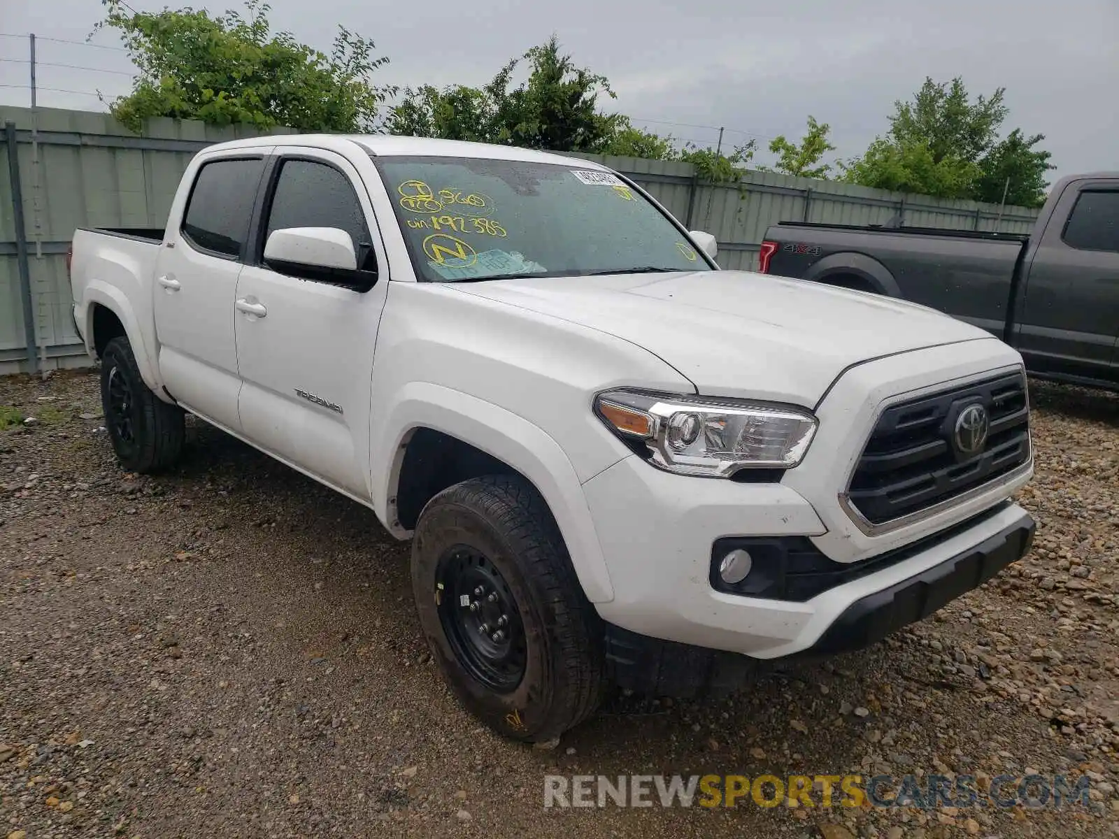 1 Photograph of a damaged car 5TFCZ5ANXKX192385 TOYOTA TACOMA 2019