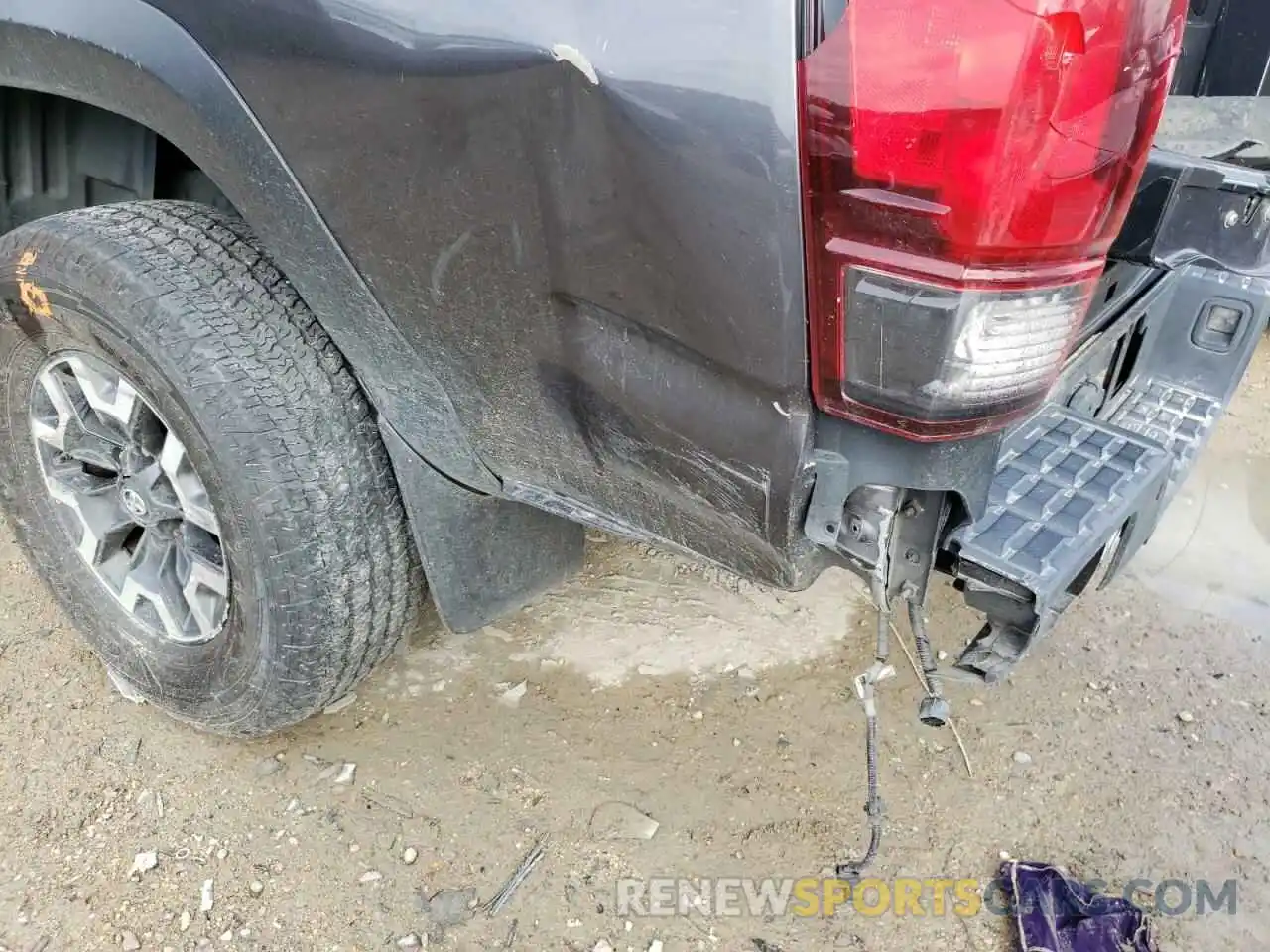 9 Photograph of a damaged car 5TFDZ5BN0KX040067 TOYOTA TACOMA 2019