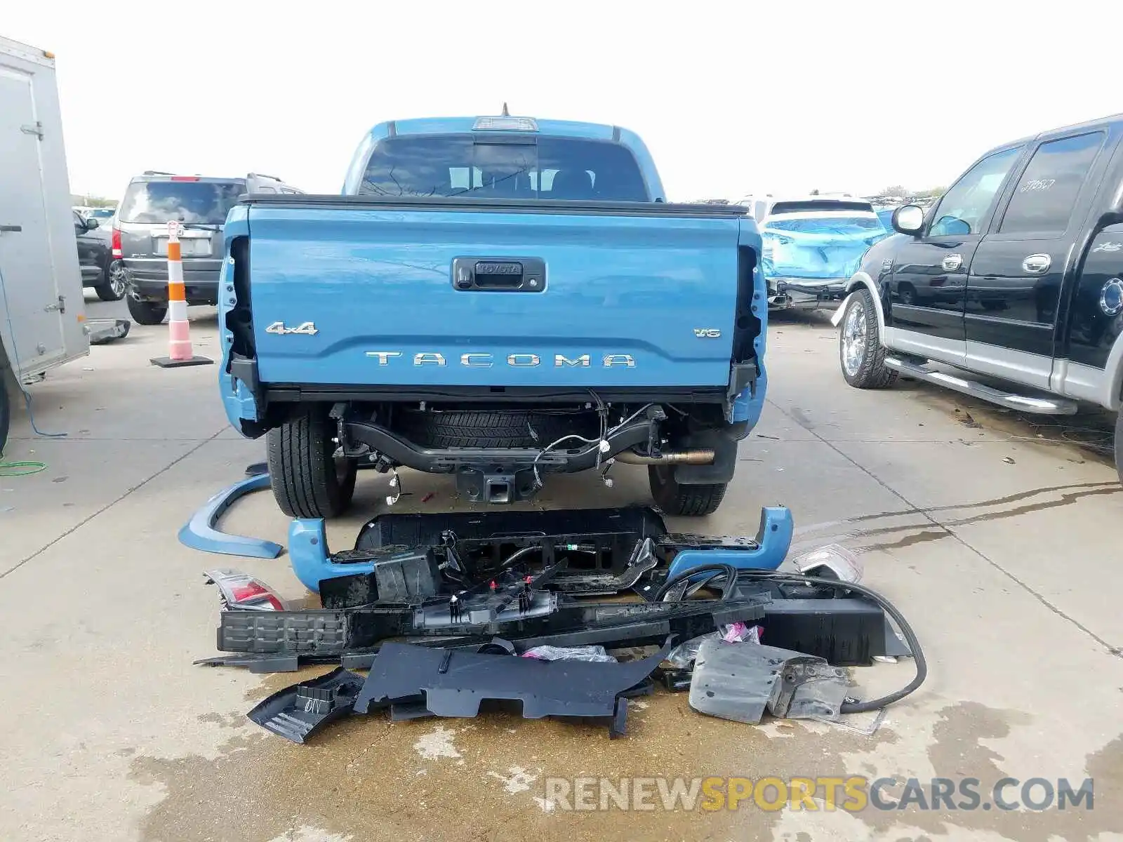 9 Photograph of a damaged car 5TFGZ5AN9KX211607 TOYOTA TACOMA 2019