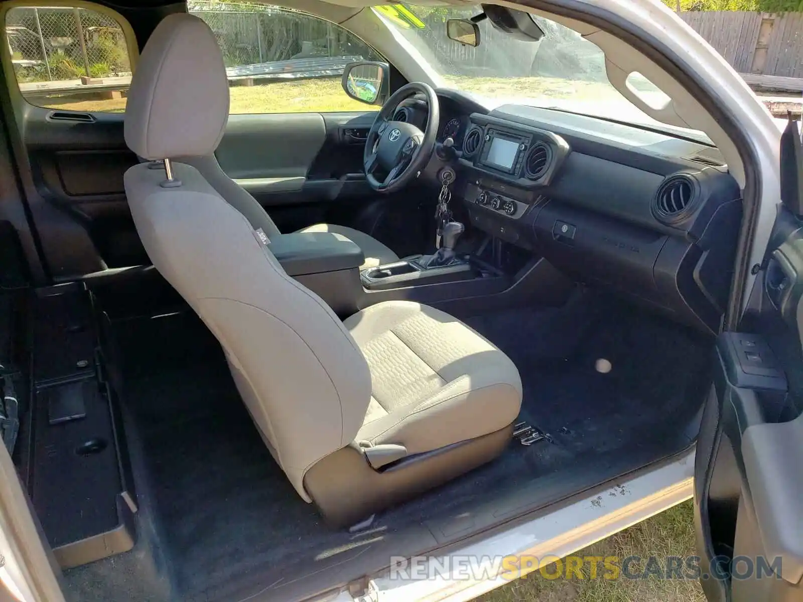 5 Photograph of a damaged car 5TFRX5GN4KX133761 TOYOTA TACOMA 2019