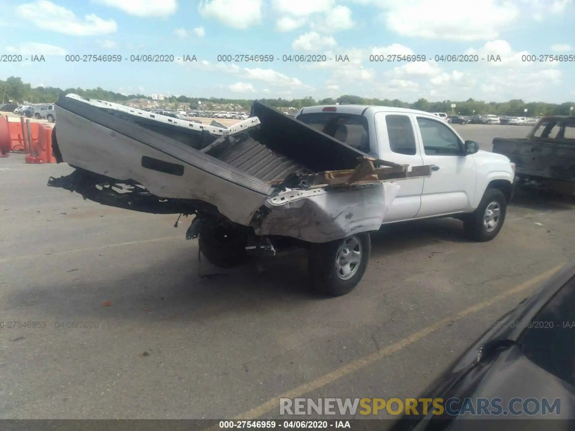 4 Photograph of a damaged car 5TFRX5GN8KX132435 TOYOTA TACOMA 2019