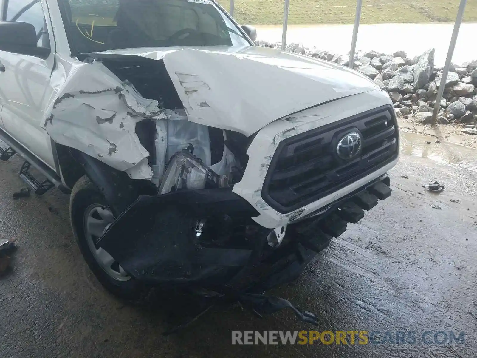 9 Photograph of a damaged car 5TFRX5GN9KX148076 TOYOTA TACOMA 2019