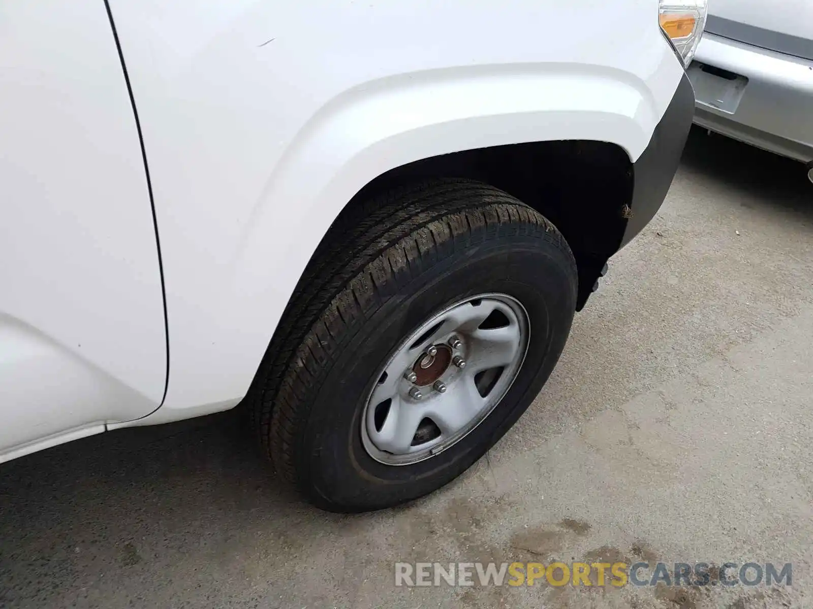 9 Photograph of a damaged car 5TFRX5GN9KX155223 TOYOTA TACOMA 2019