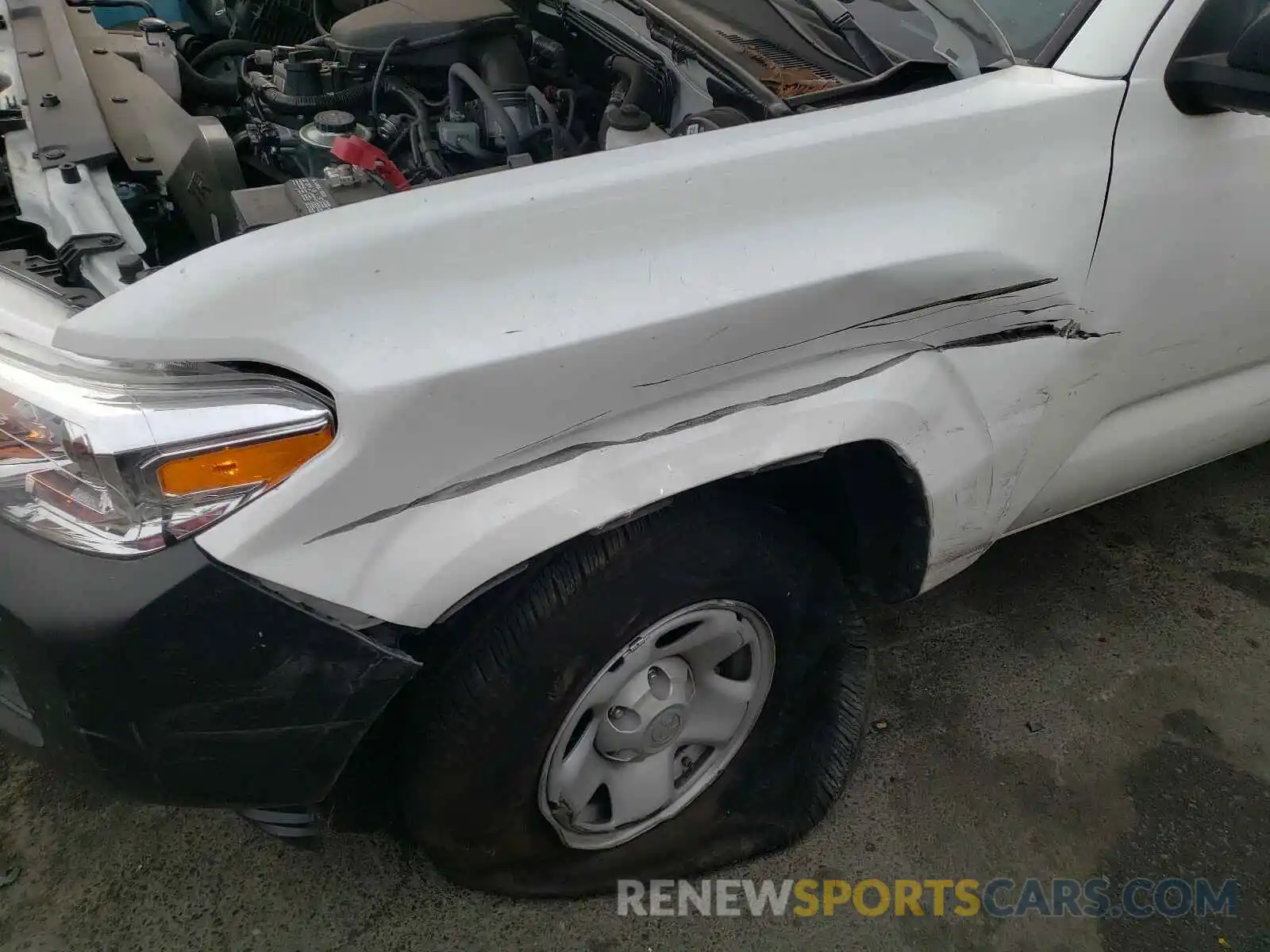 9 Photograph of a damaged car 5TFRX5GN9KX164522 TOYOTA TACOMA 2019