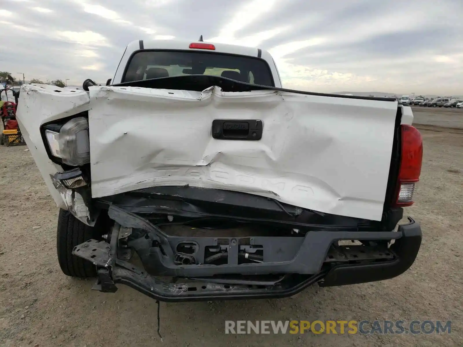 9 Photograph of a damaged car 5TFRX5GN9KX165220 TOYOTA TACOMA 2019