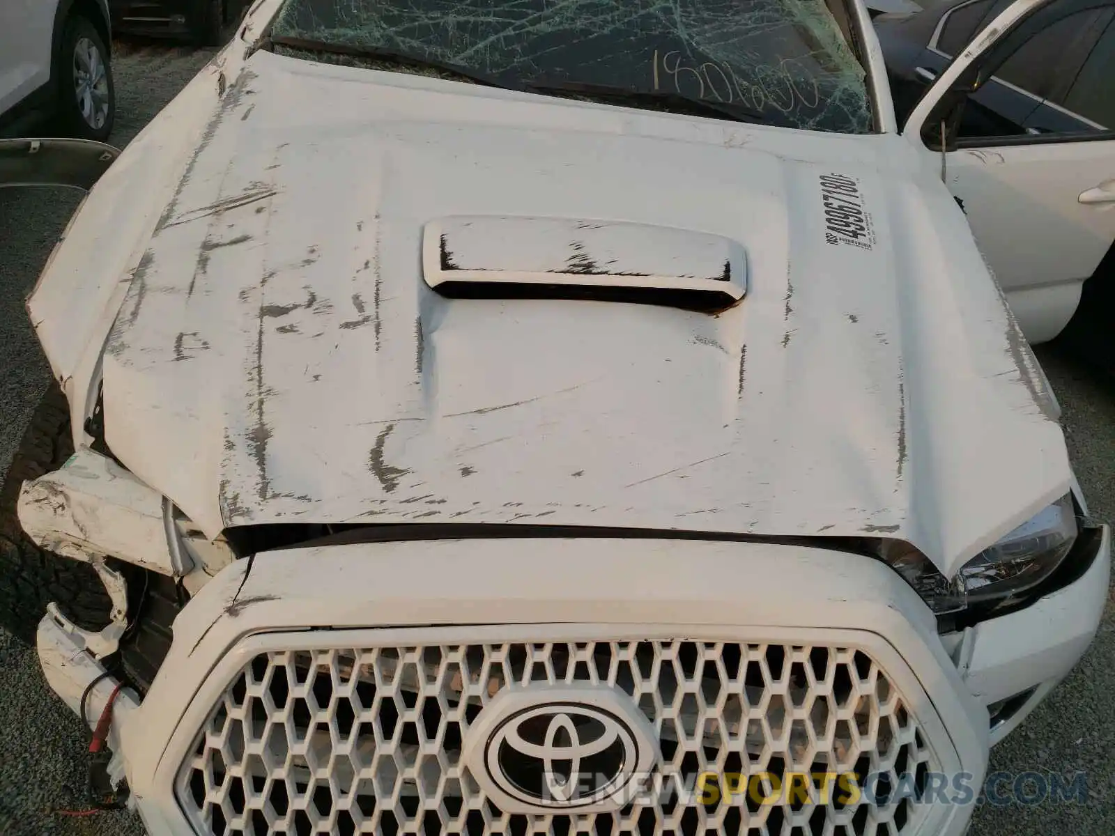 7 Photograph of a damaged car 5TFSZ5AN0KX180600 TOYOTA TACOMA 2019