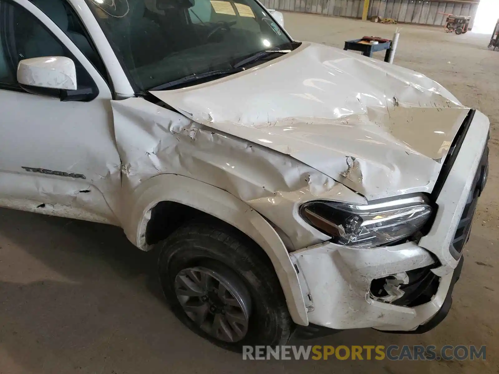 9 Photograph of a damaged car 5TFSZ5AN2KX174295 TOYOTA TACOMA 2019