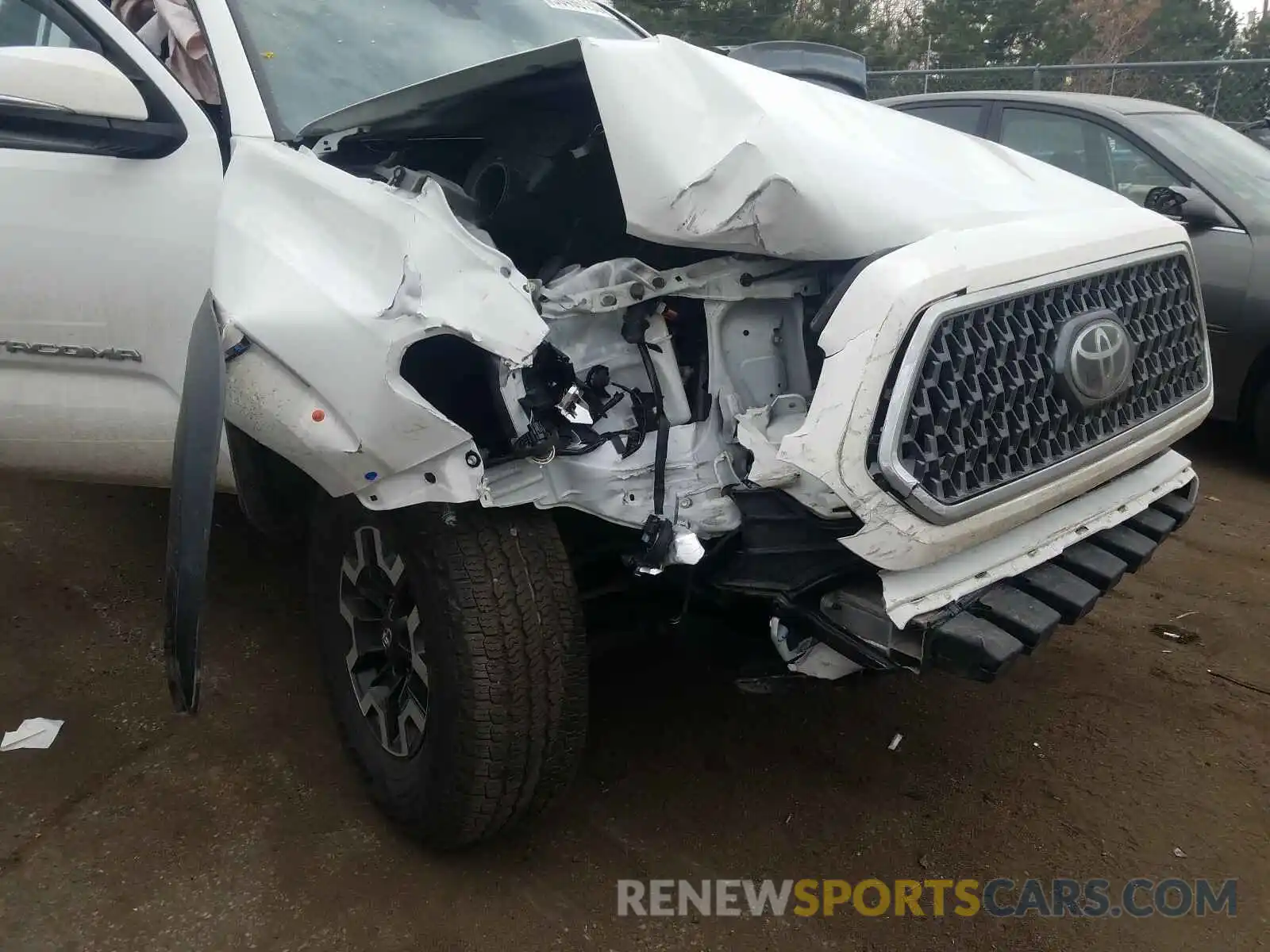 9 Photograph of a damaged car 5TFSZ5AN2KX201219 TOYOTA TACOMA 2019