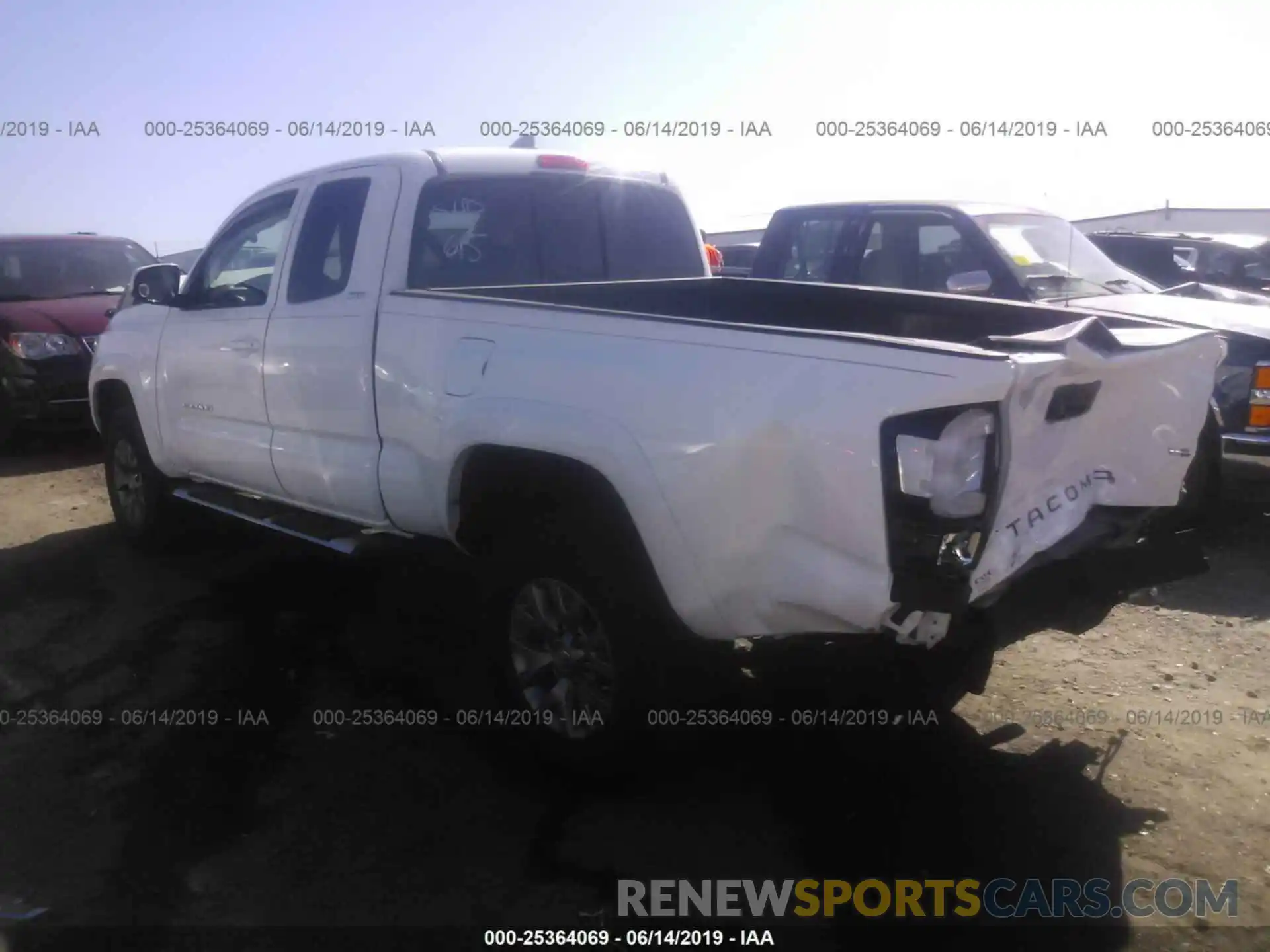 3 Фотография поврежденного автомобиля 5TFSZ5AN5KX172282 TOYOTA TACOMA 2019