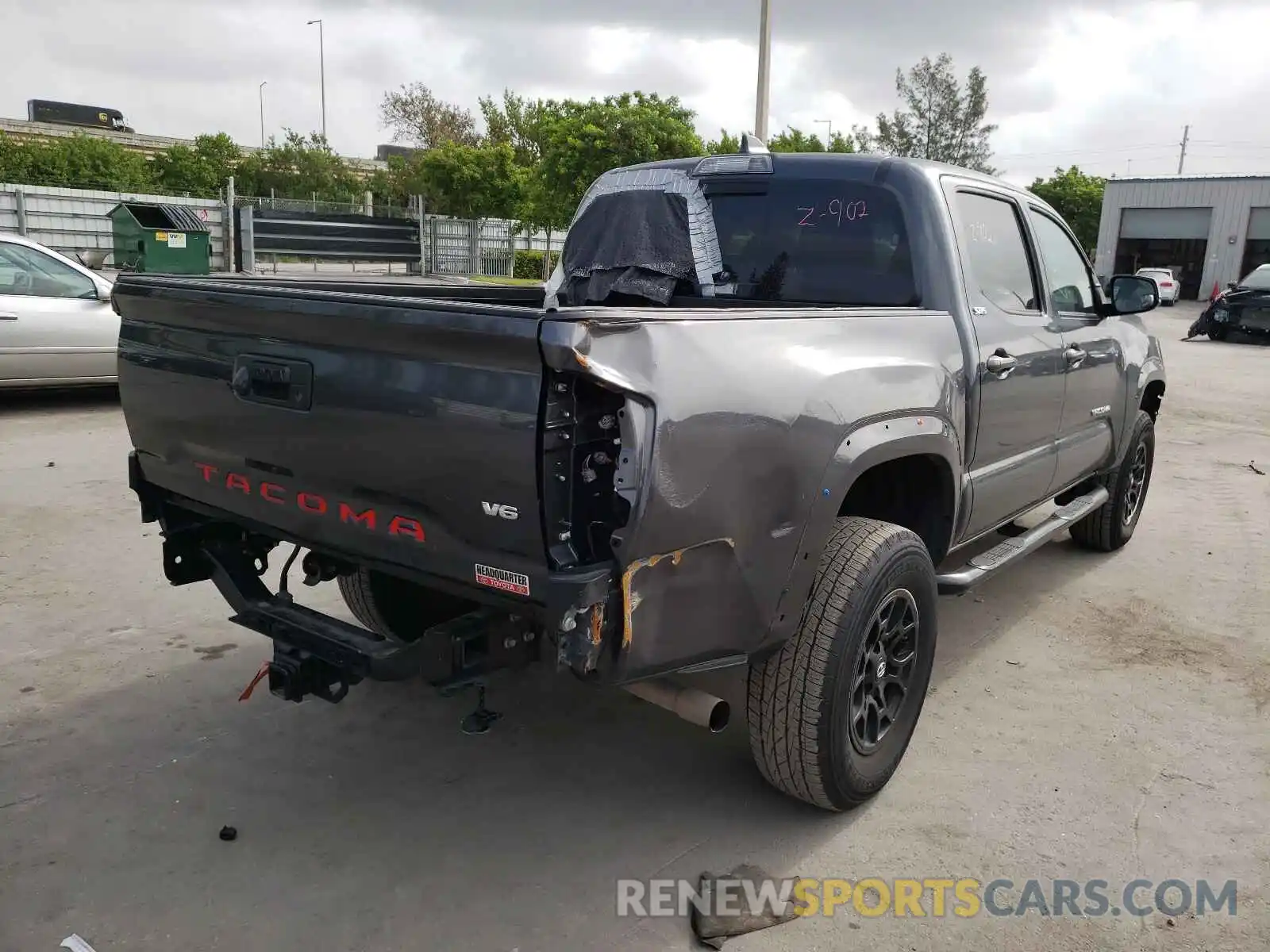 4 Photograph of a damaged car 3TMAZ5CN0LM138394 TOYOTA TACOMA 2020