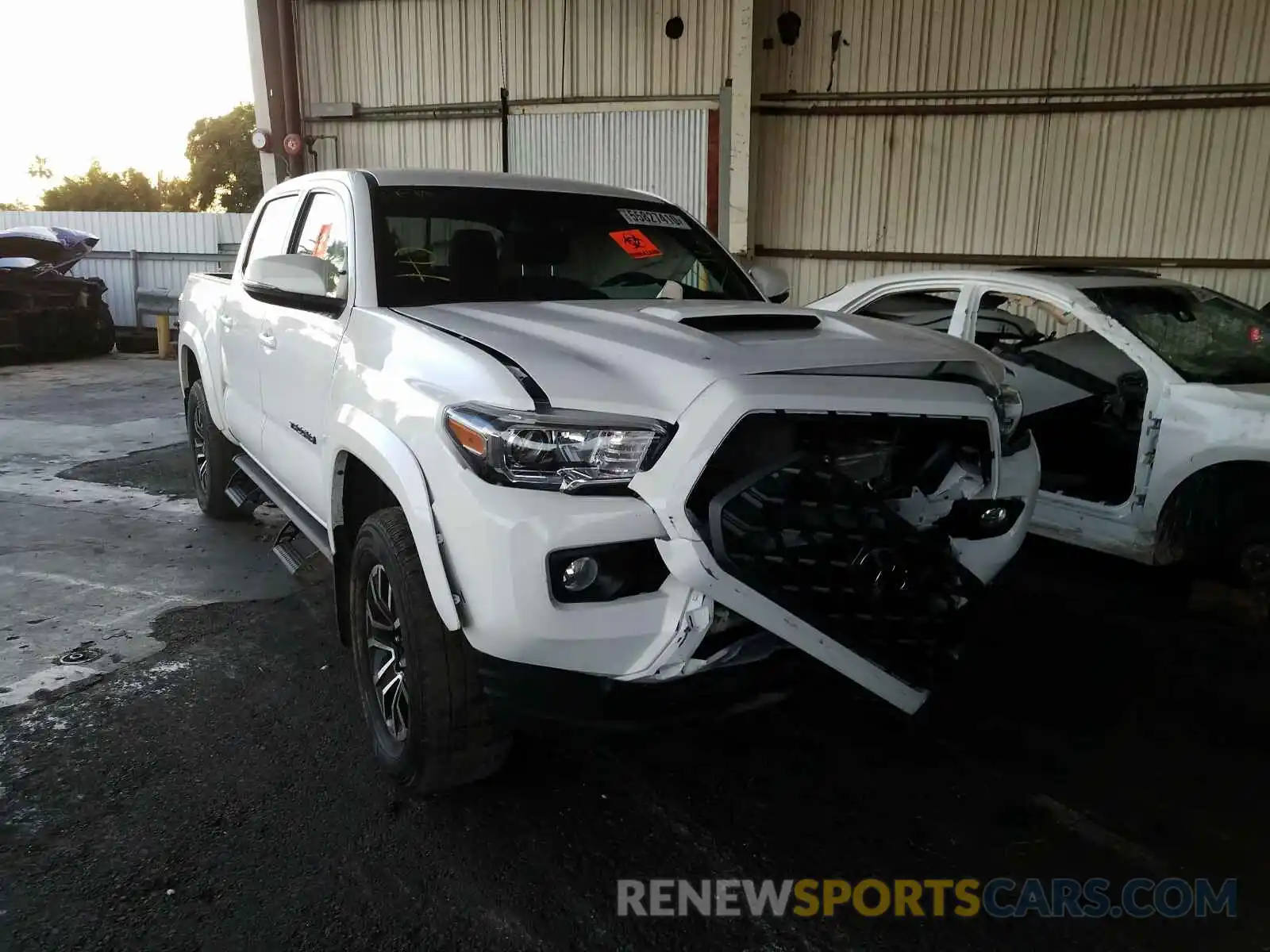 1 Photograph of a damaged car 3TMAZ5CN1LM122477 TOYOTA TACOMA 2020