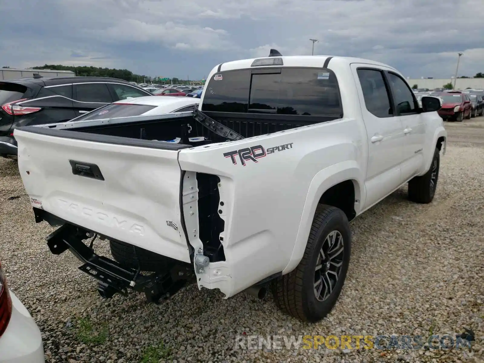 4 Photograph of a damaged car 3TMAZ5CN2LM132211 TOYOTA TACOMA 2020