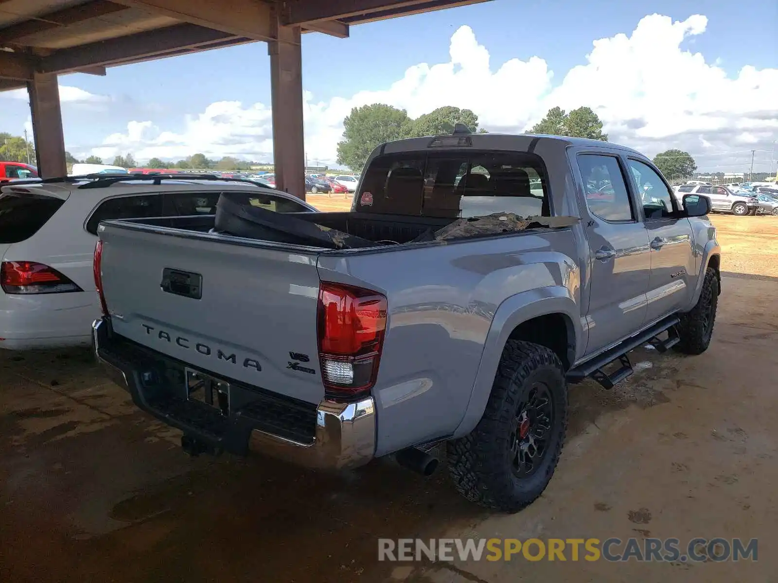 4 Photograph of a damaged car 3TMAZ5CN2LM135805 TOYOTA TACOMA 2020