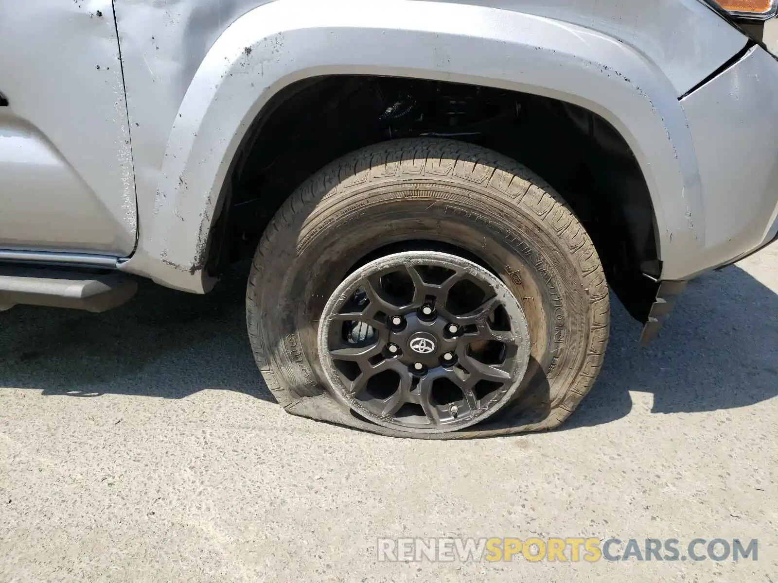 9 Photograph of a damaged car 3TMAZ5CN2LM137439 TOYOTA TACOMA 2020