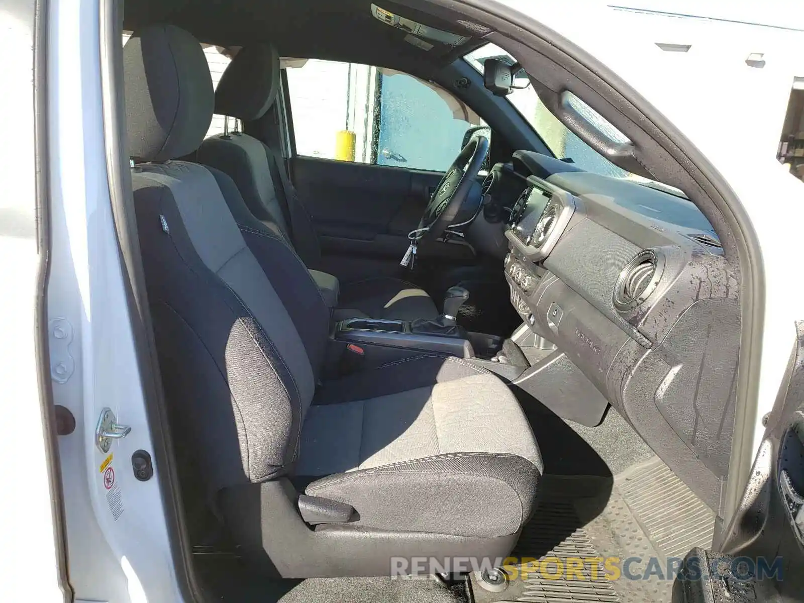 5 Photograph of a damaged car 3TMAZ5CN3LM123386 TOYOTA TACOMA 2020