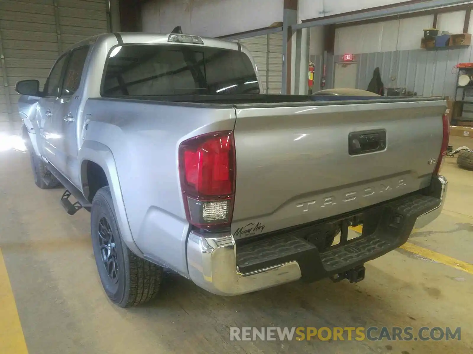 3 Photograph of a damaged car 3TMAZ5CN3LM125025 TOYOTA TACOMA 2020