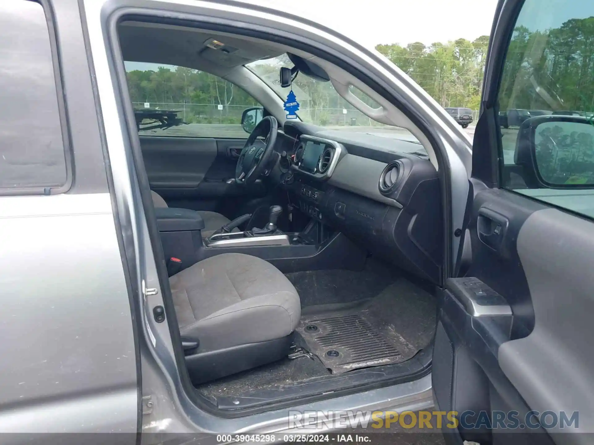 5 Photograph of a damaged car 3TMAZ5CN5LM130517 TOYOTA TACOMA 2020