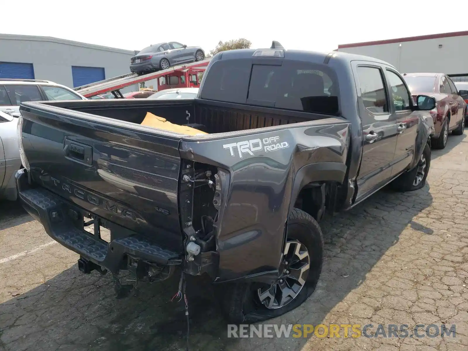 4 Photograph of a damaged car 3TMAZ5CN5LM133076 TOYOTA TACOMA 2020