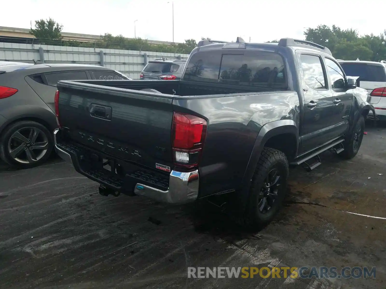 4 Photograph of a damaged car 3TMAZ5CN5LM134275 TOYOTA TACOMA 2020