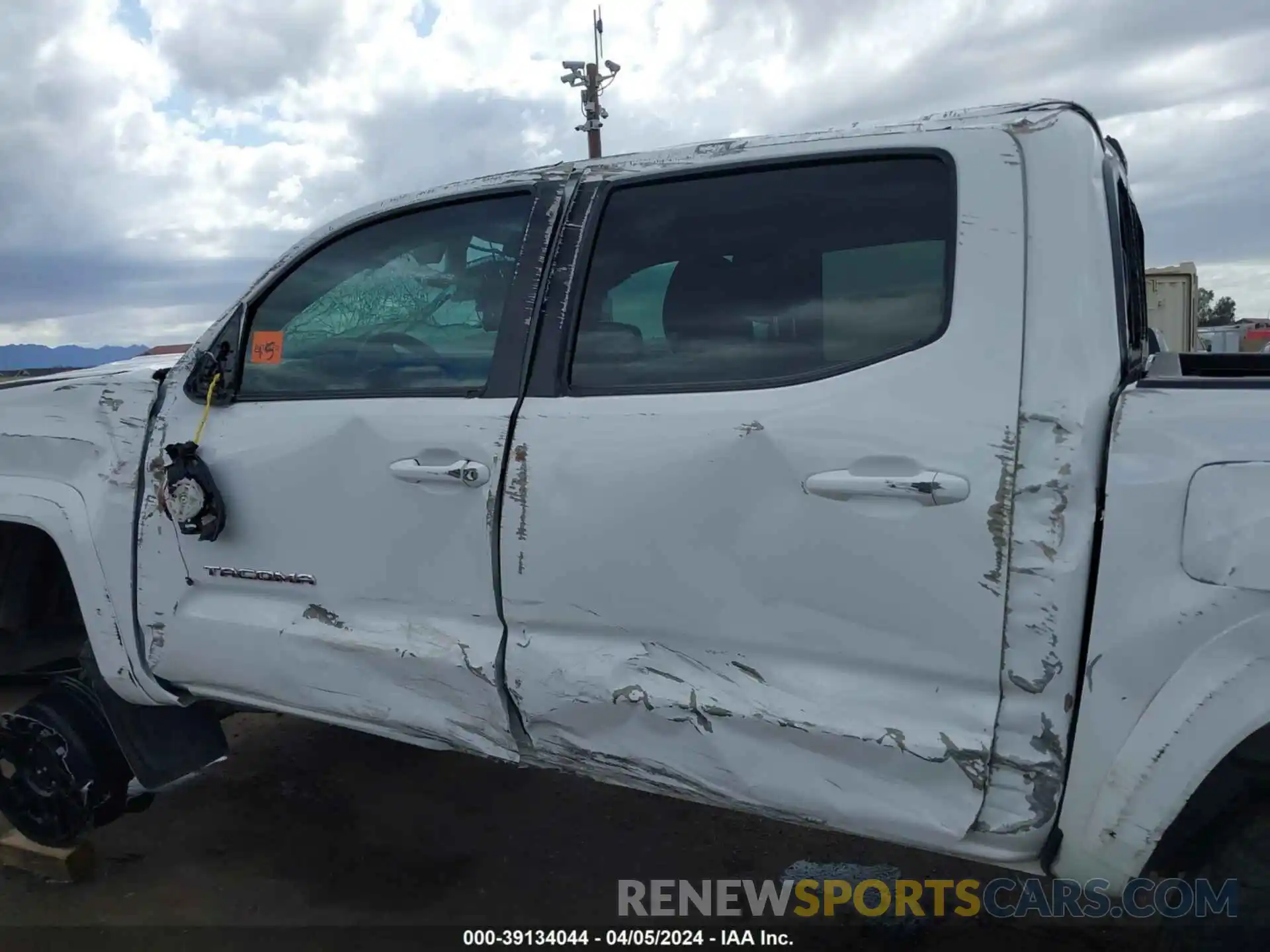 15 Photograph of a damaged car 3TMAZ5CN6LM131336 TOYOTA TACOMA 2020