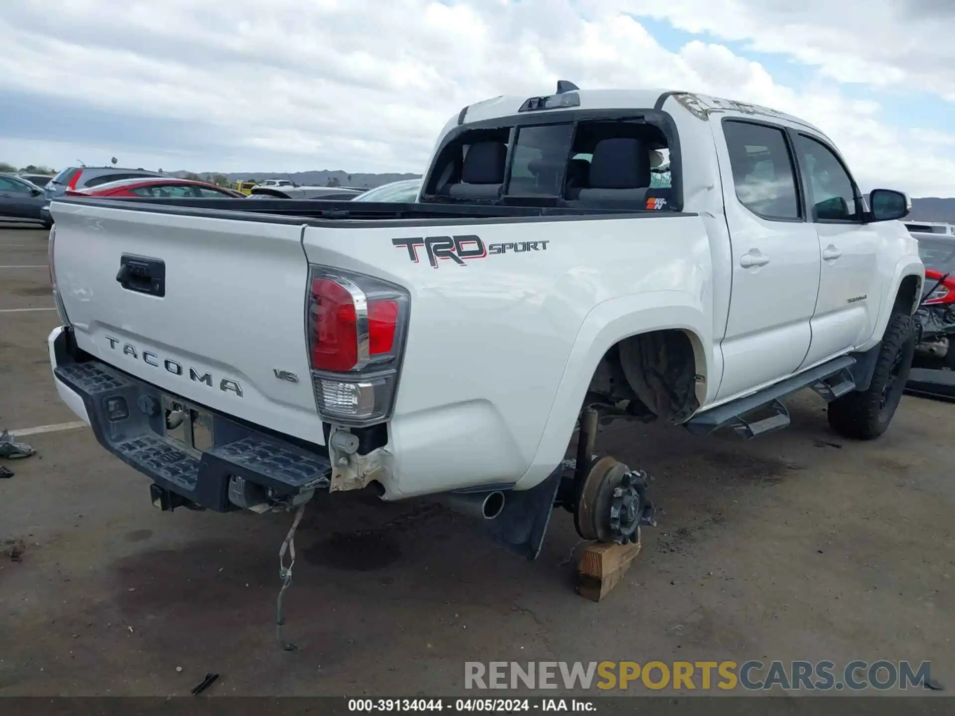 4 Photograph of a damaged car 3TMAZ5CN6LM131336 TOYOTA TACOMA 2020