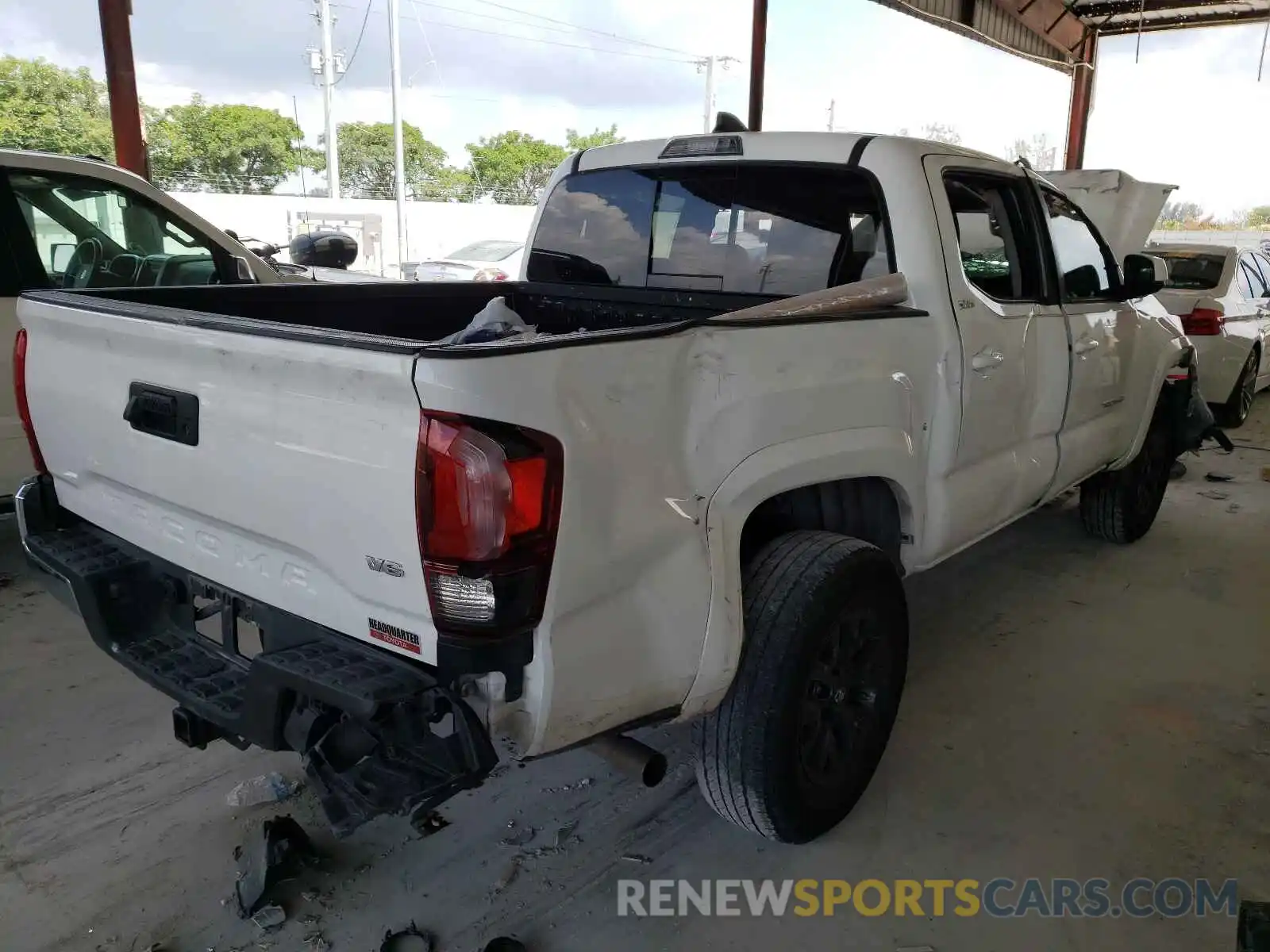 4 Photograph of a damaged car 3TMAZ5CN7LM116988 TOYOTA TACOMA 2020