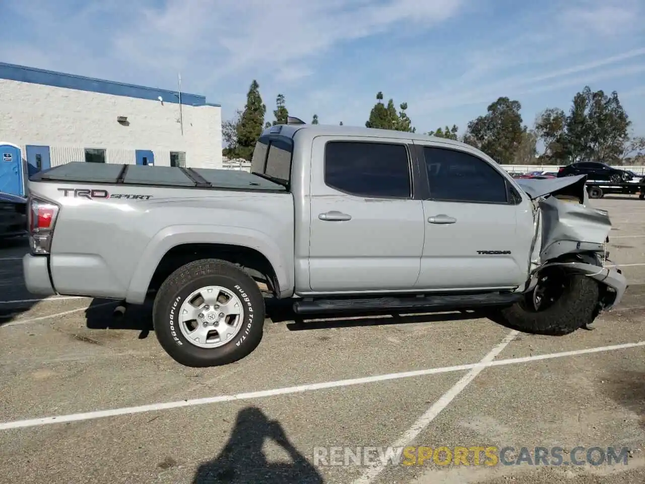 3 Photograph of a damaged car 3TMAZ5CN8LM125991 TOYOTA TACOMA 2020