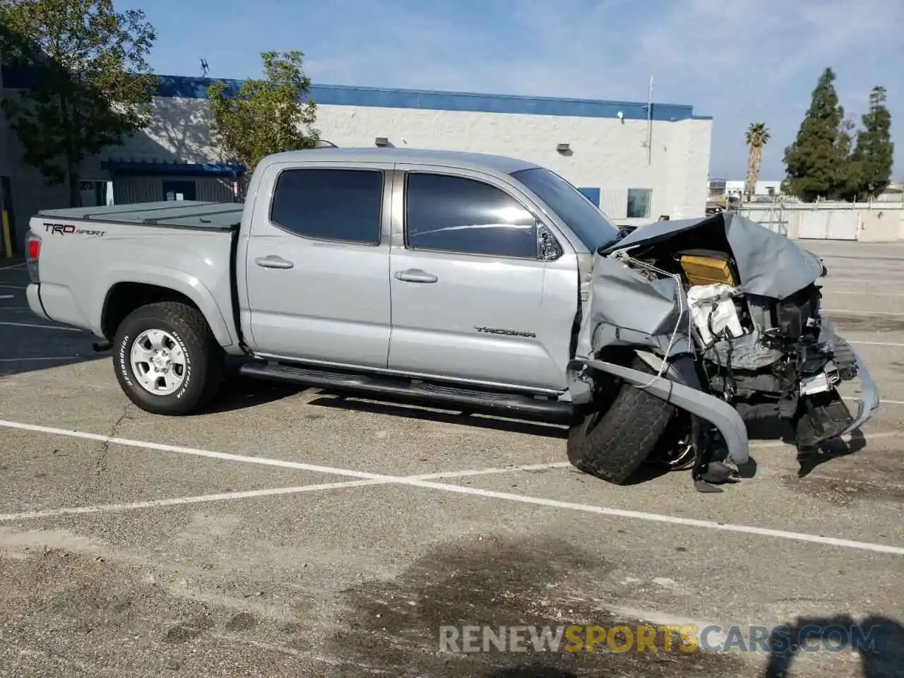 4 Photograph of a damaged car 3TMAZ5CN8LM125991 TOYOTA TACOMA 2020