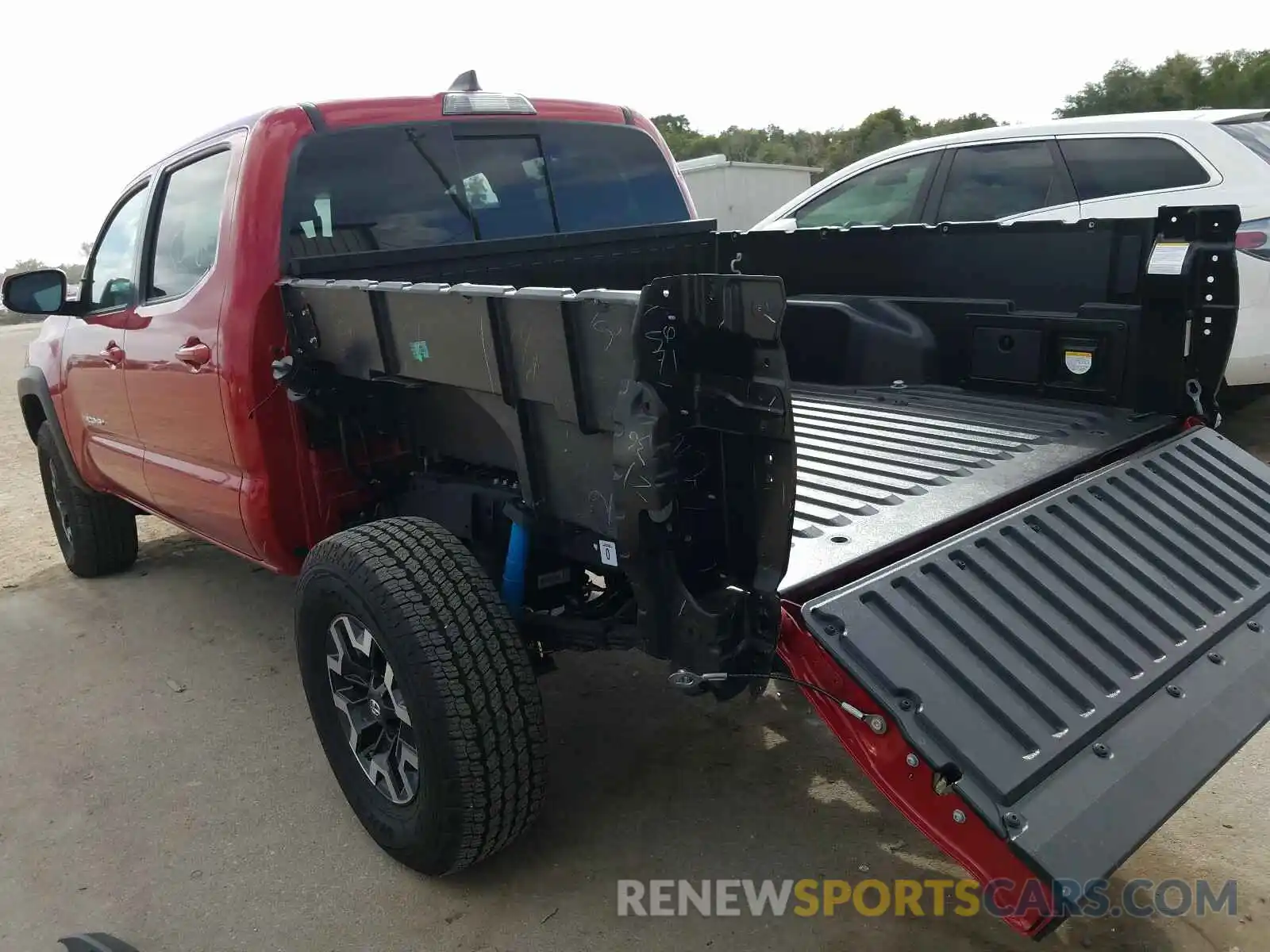 3 Photograph of a damaged car 3TMAZ5CN8LM133606 TOYOTA TACOMA 2020