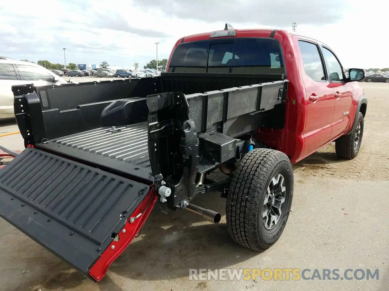 4 Photograph of a damaged car 3TMAZ5CN8LM133606 TOYOTA TACOMA 2020