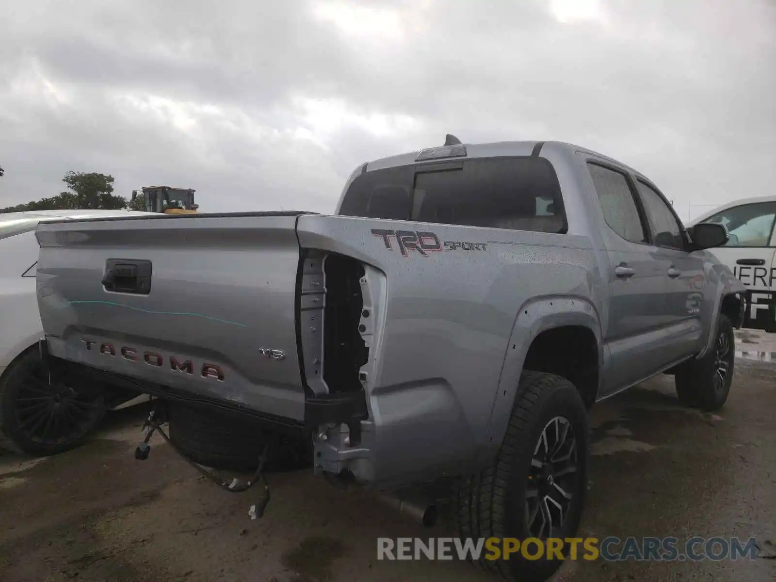 4 Photograph of a damaged car 3TMAZ5CN8LM135520 TOYOTA TACOMA 2020