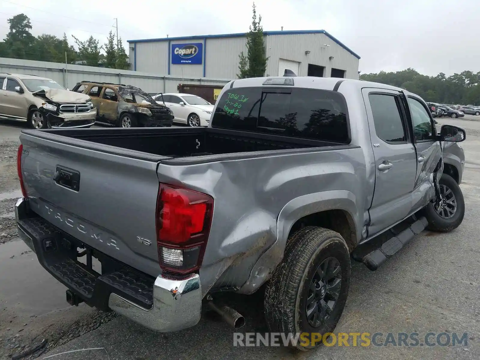 4 Photograph of a damaged car 3TMAZ5CNXLM129590 TOYOTA TACOMA 2020