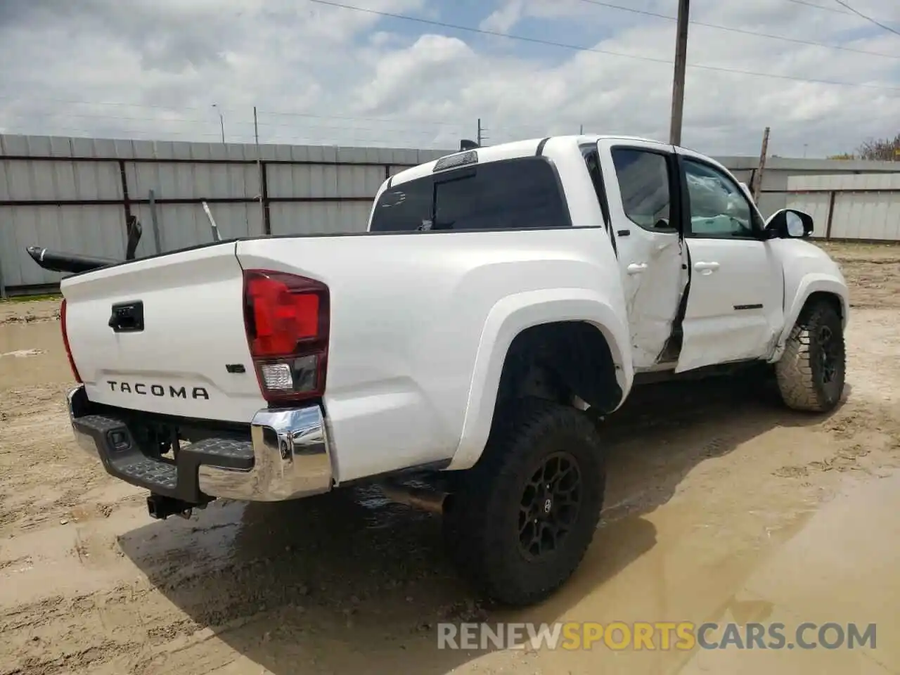 4 Photograph of a damaged car 3TMAZ5CNXLM139892 TOYOTA TACOMA 2020