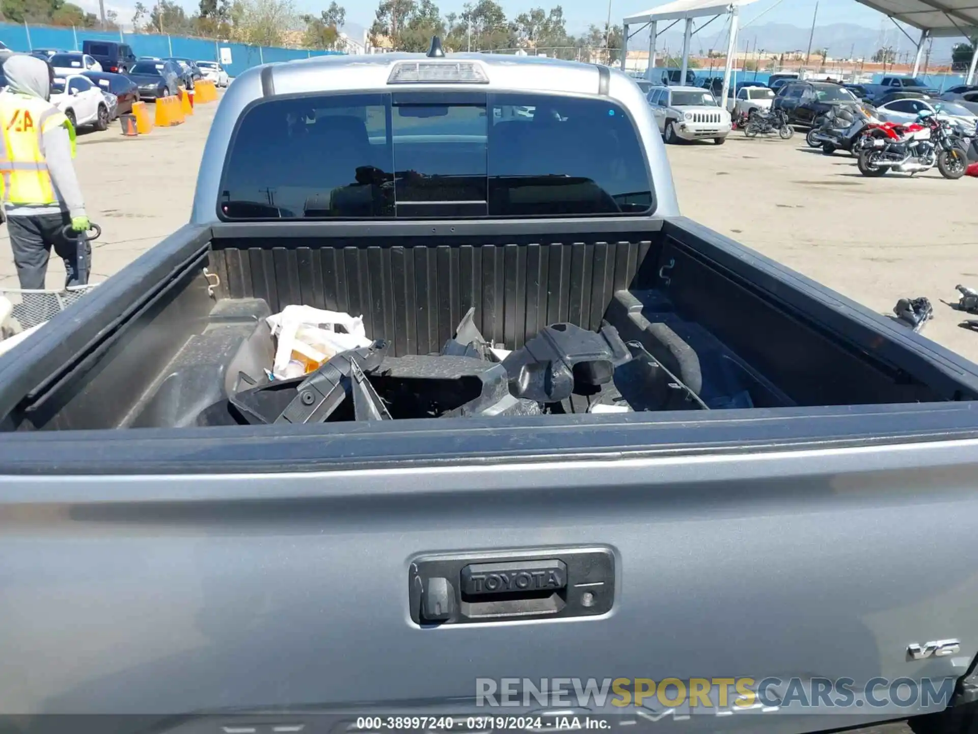 17 Photograph of a damaged car 3TMCZ5AN0LM289988 TOYOTA TACOMA 2020