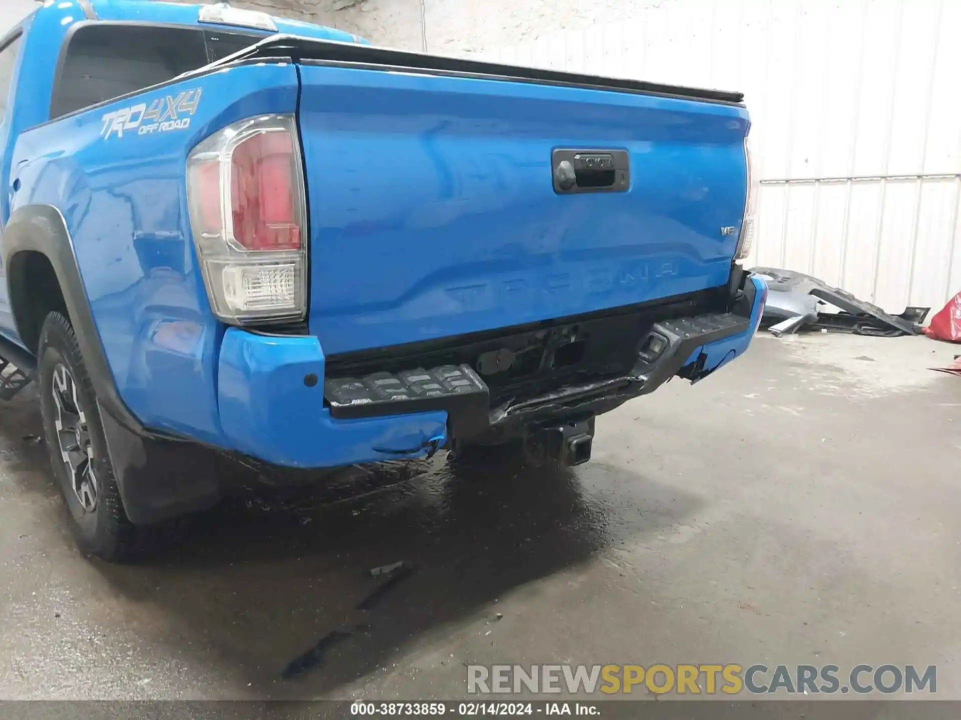 18 Photograph of a damaged car 3TMCZ5AN0LM297024 TOYOTA TACOMA 2020