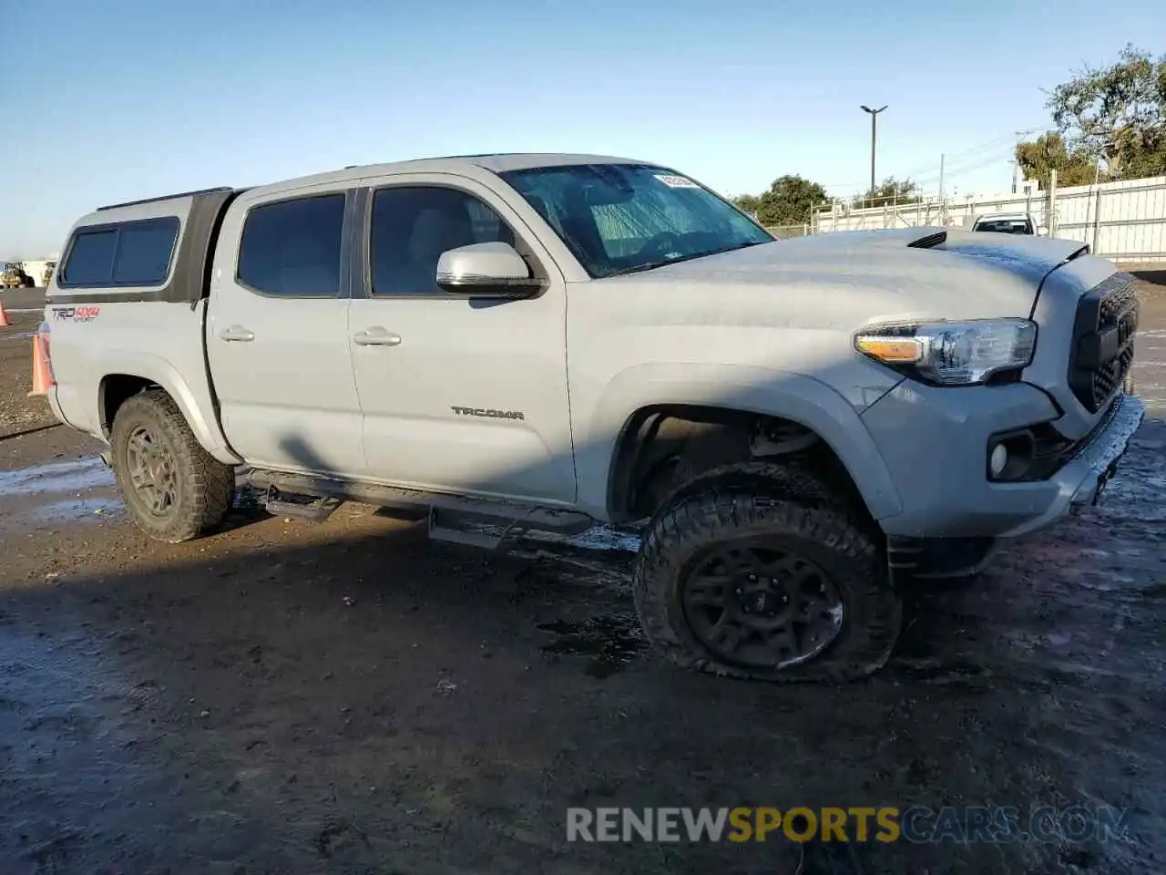 4 Photograph of a damaged car 3TMCZ5AN0LM303338 TOYOTA TACOMA 2020