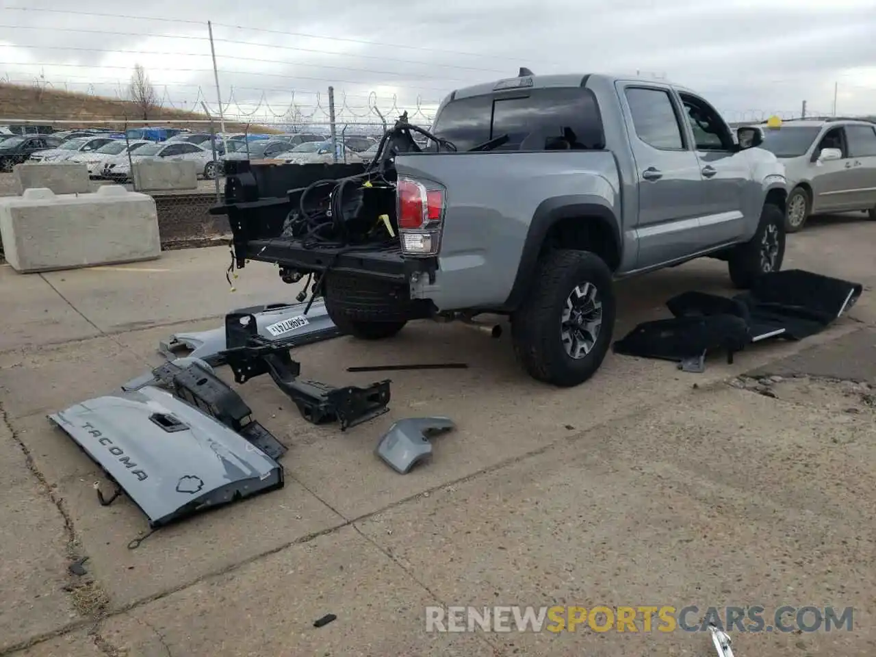 4 Photograph of a damaged car 3TMCZ5AN0LM309253 TOYOTA TACOMA 2020