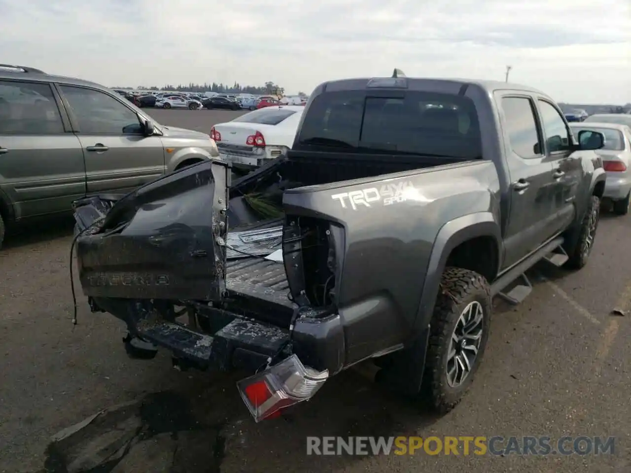 4 Photograph of a damaged car 3TMCZ5AN0LM326067 TOYOTA TACOMA 2020