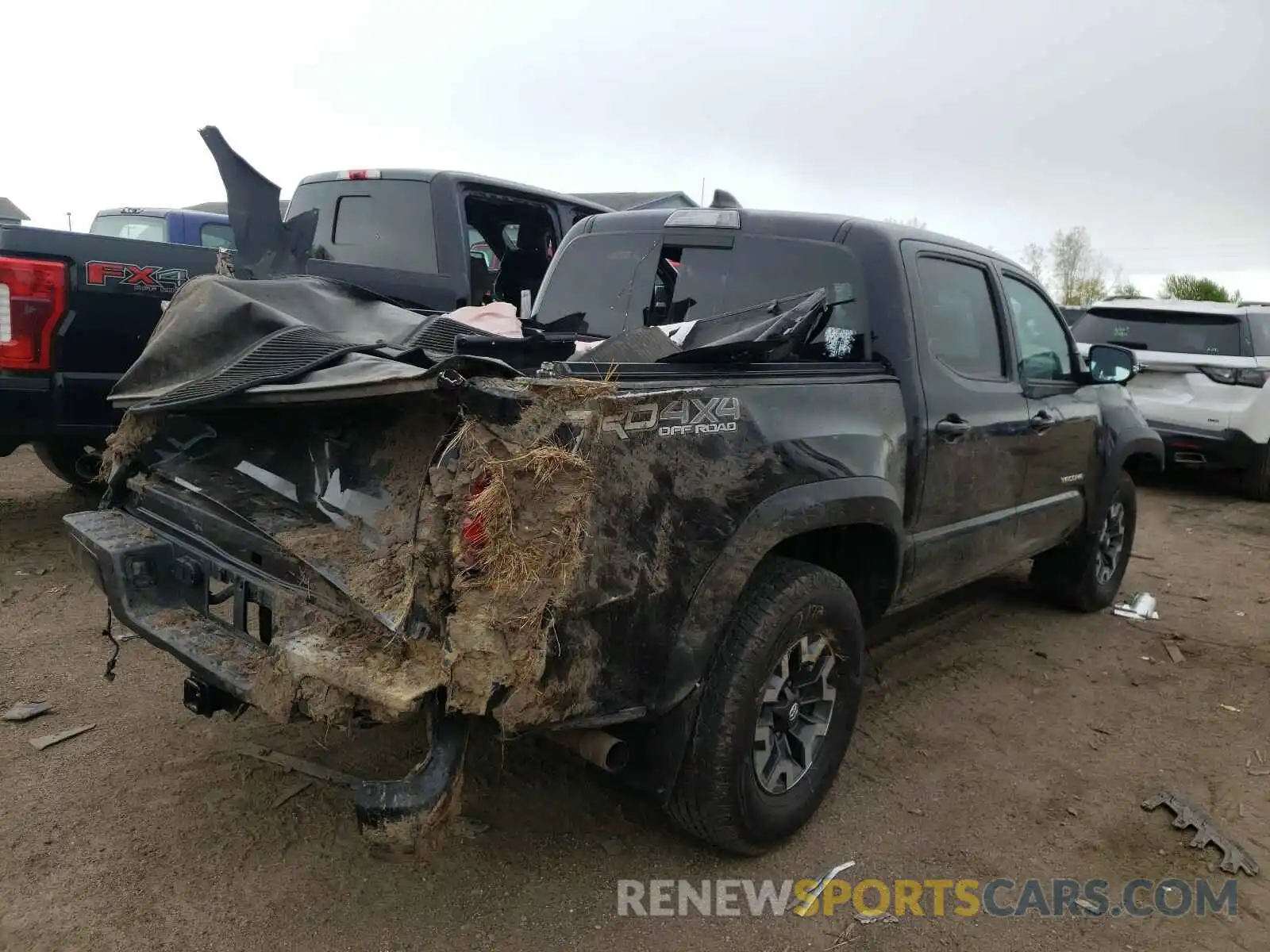 4 Photograph of a damaged car 3TMCZ5AN0LM335254 TOYOTA TACOMA 2020