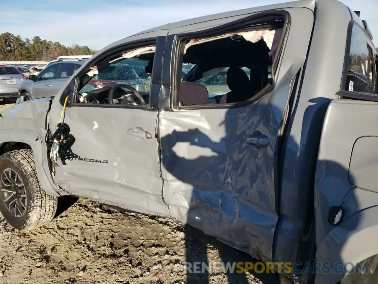 10 Photograph of a damaged car 3TMCZ5AN0LM356282 TOYOTA TACOMA 2020