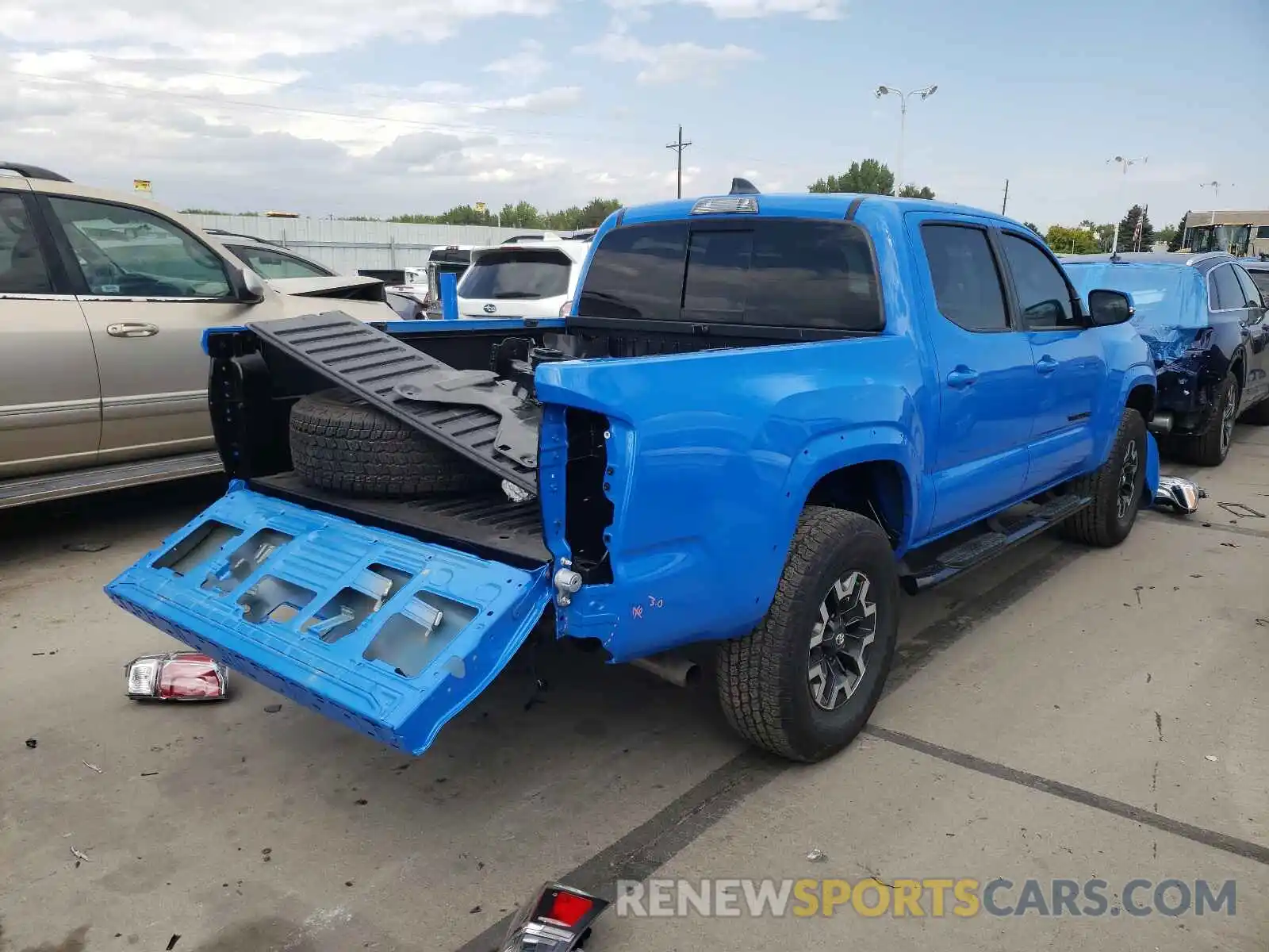 4 Photograph of a damaged car 3TMCZ5AN0LM360669 TOYOTA TACOMA 2020