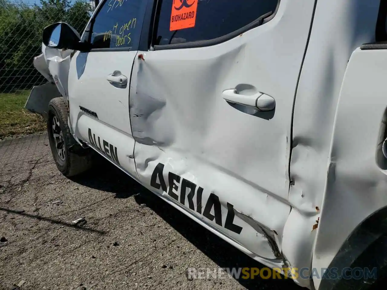 10 Photograph of a damaged car 3TMCZ5AN1LM328894 TOYOTA TACOMA 2020