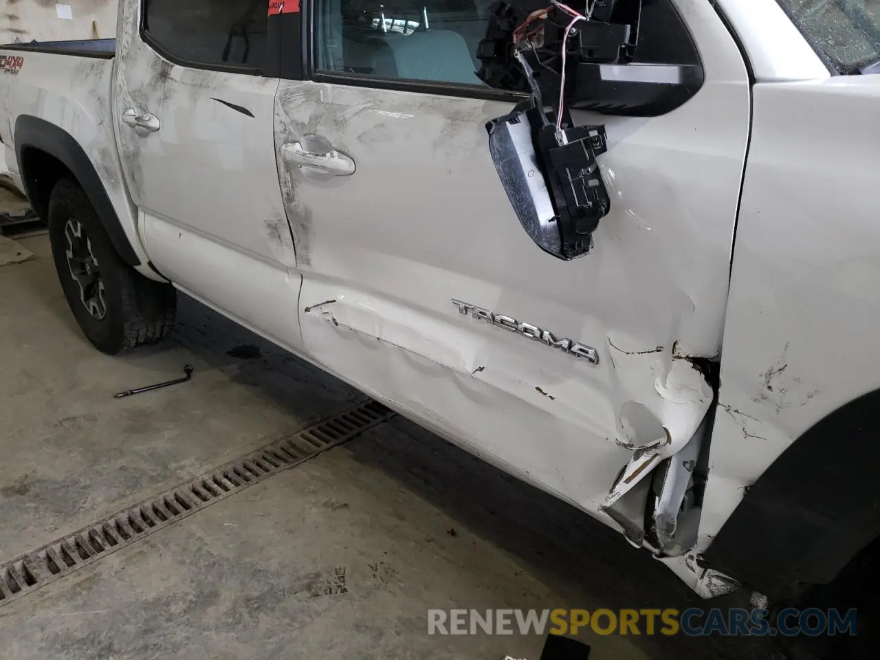 9 Photograph of a damaged car 3TMCZ5AN1LM332010 TOYOTA TACOMA 2020