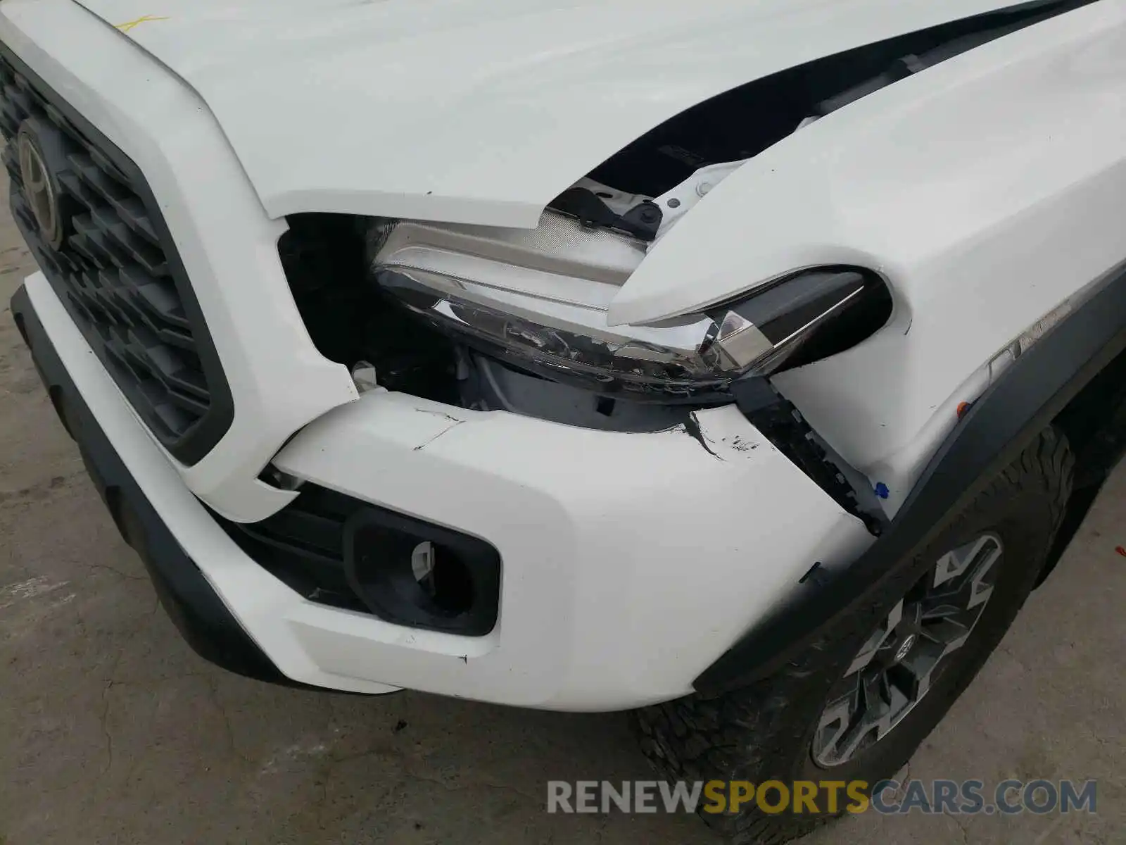 10 Photograph of a damaged car 3TMCZ5AN2LM301008 TOYOTA TACOMA 2020